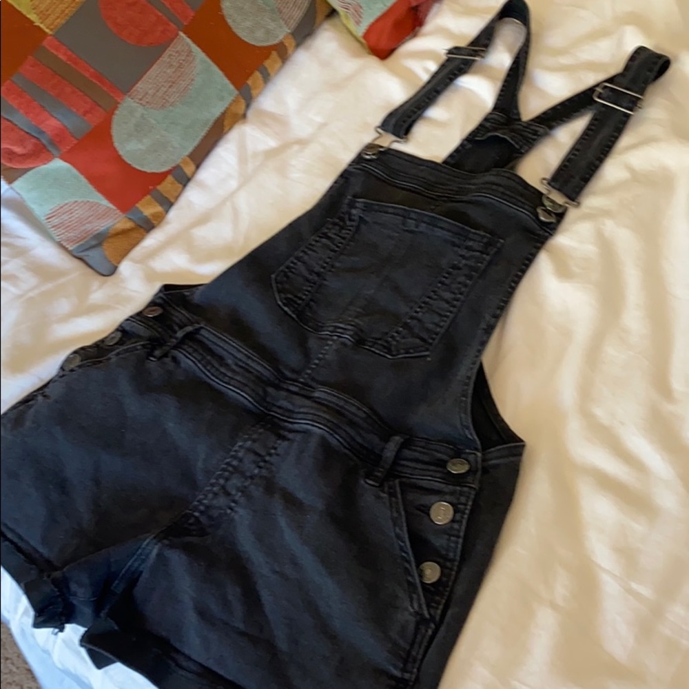 BLACK SHORTS OVERALLS